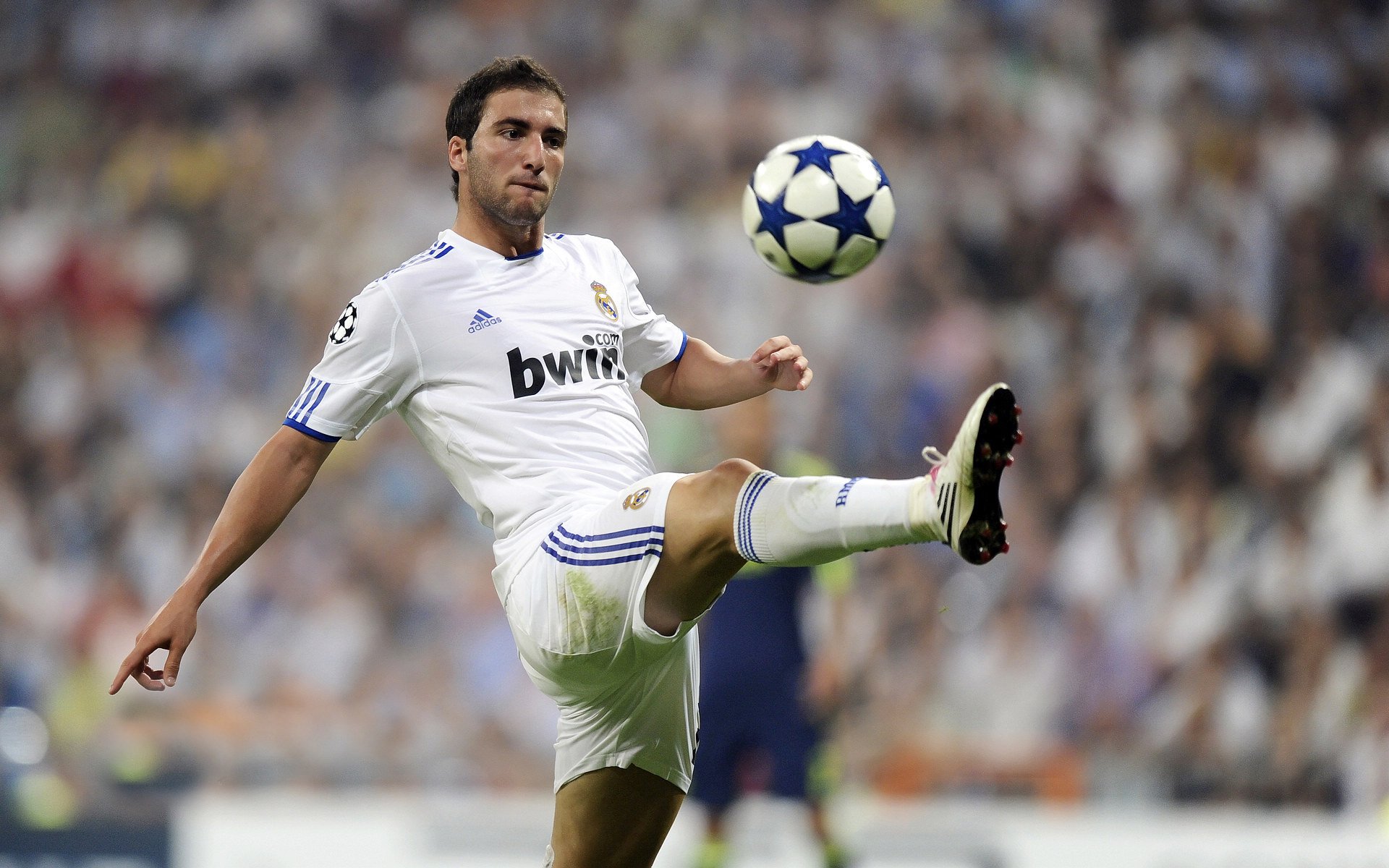 巴黎伤病潮席卷全线受创登贝莱阿什拉夫双双缺阵引发球队变局